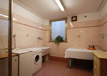 Appartamento a San Giovanni di Fassa - Vigo. Lavanderia munita di lavatrici e ferro da stiro.