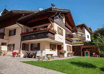 Apartment in Moena. How to reach Villa Claudia:
by car, from downtown, drive in direction of the main square (Piaz de Sotegrava). At the the corner with the Hotel Corona, turn left and go ahead for about 50 m. Now turn right and follow the directions to the church. At the crossroads turn right onto a little bridge and go straight for another 100 m, always keep to the right. On your left you should now see the