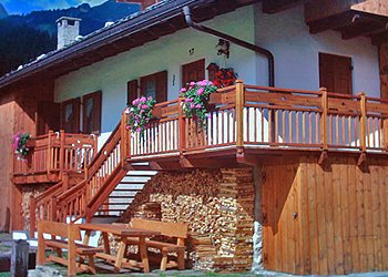 Appartamento a Campitello di Fassa. La villetta unifamigliare è posta nel centro di una tranquilla e magnifica distesa di prati. Le stanze sono finemente arredate da mobili in abete in stile tipico montano dei tempi più recenti. Le pavimentazioni sono in caldo legno di larice. Gli ambienti sono ampi e luminosi, accoglienti ed indimenticabili. Le due stanze da letto accompagnano le notti con la stessa calda atmosfera.
La cucina dispone di lavastoviglie e piano cottura in vetroceramica. Il soggiorno offre tv sat, cassaforte e balcone.
Due bagni separati, giardino con parcheggio.