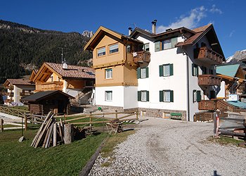 Case con appartamenti San Giovanni di Fassa - Pozza: Carla Barbolini