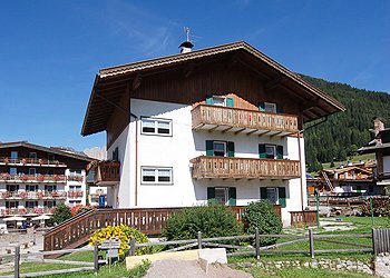 La Villetta - Im Sueden gibt es eine sonnige Terrasse und Kann man die naechtliche, beleuchtete Schipiste von Alloch sehen ( 200 m weit vom Haus).