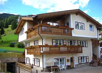 Renata Weiss - San Giovanni di Fassa - Vigo - Here our house, with its new one look, in the center of Vigo di Fassa,
to 100 m from the excursions center - ski area Catinaccio, dipped in the green of 1000 mq of private garden, equipped with games for the
children and tennis-table.

Parking problems do not exist, in our private large square.

We have a ski-depot with warm-ski-shoes.

On demand: towels, bedsheeds and garage. 

We personally cure the management of our house, therefore we can assure the perfect
state of maintenance and cleaning.
