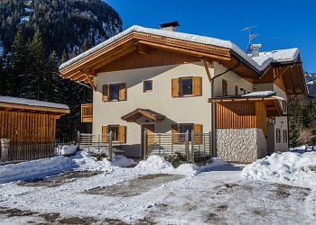 Appartamento a Canazei. APPARTAMENTI CLEVA 
PROSPETTO VERSO EST ENTRATA APPARTAMENTO A. PARCHEGGIO