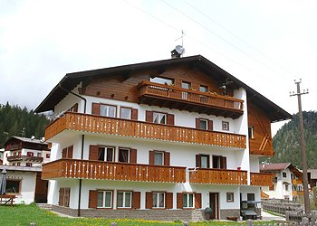 Ciasa Piaz de Pavarin - San Giovanni di Fassa - Pera - La nostra casa si trova a Pera di Fassa in zona tranquilla e soleggiata, al di fuori del traffico stradale, ma allo stesso tempo vicina ai negozi ed al centro del paese. Nelle immediate vicinanze partono numerosi sentieri e passeggiate di varia difficoltà e lunghezza, il parco giochi e l''acro park sono a circa 300 mt a piedi.
