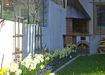 Appartamento a San Giovanni di Fassa - Pera. Il barbecue è a disposizione degli ospiti, attrezzato di carbonella, comodo tavolo e panche. Nel giardino privato antecedente la nostra casa trovate anche un tavolo da ping- pong e sedie sdraio.