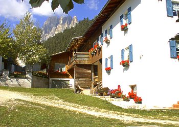 Appartamento a San Giovanni di Fassa - Pera. La casa è situata in una posizione tranquilla e soleggiata nel centro storico di Pera chiamato