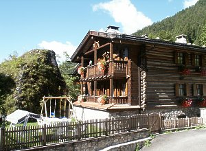 Appartamento a San Giovanni di Fassa - Pera. Un bel giardino panoramico per il vostro relax oppure per una gustosa grill.
Completamente recintato per la sicurezza dei vostri bimbi.