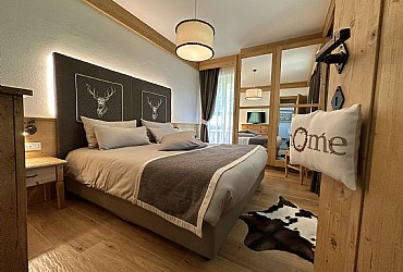 Appartamento a Moena. Appartamento 4 posti letto rinnovato totalmente, elegante e raffinito arredato con mobili antichi in stile Cortina che rievocano atmosfere del passato, ricordi e sensazioni di una vita più “lenta” scandita dai ritmi della natura. Uno stile di tendenza e che sembra non passare mai di moda. Composto da cucina moderna completa di lavastoviglie, forno, piastra ad induzione, frigo con congelatore e microonde, due camere da letto arredate con tessuti tirolesi e legno massiccio, bagno elegante intimo e funzionale con doccia e due lavabi. L’appartamento dispone di splendida e panoramica terrazza sul Latemar, Catinaccio, Sassolungo e balcone nelle stanze da letto con vista Monzoni e Sas da Mezdì.