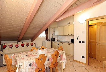Villa Marta - L''appartamento n° 2 Uton è composto di una cucina-soggiorno completa di bancofrigo con celletta freezer, congelatore grande a parte, bollitore, microonde-grill e piastra elettrica in vetro-ceramica, c''è poi la televisione a schermo piatto, lettore dvd e divano-letto matrimoniale, una camera matrimoniale, una camera matrimoniale più un terzo letto singolo, doppio balcone e doppio bagno con doccia, asciugacapelli e lavatrice. L''appartamento è fornito di wi-fi gratuito, di tutto il necessario che serve in cucina, ed anche in camera cuscini, coperte in lana e trapunte estive; è necessario portare da casa solo la biancheria da bagno, da letto e da cucina.