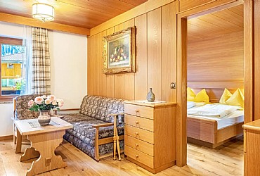 Residence a Canazei. Appartamento di 80 mq., situato al 2° piano a Sud-Ovest. Dotato di ampio poggiolo. È composto di 2 stanze da letto con doppi servizi completi di vasca rotonda e doccia separata, lavabi, BD, WC, sgabello e specchiera. Letto matrimoniale di m. 2,10 x 2, armadi con porte scorrevoli e ad ante, tavolini, poltroncine, angolo per la toilette delle signore. Soggiorno con divano letto estraibile, doppio tavolino e angolo pranzo con relative sedie, due TV color, cassaforte, telefono e citofono porta. Cucina completa di frigorifero, forno a convenzione, piastre elettriche, lavastoviglie. Tutti i soffitti sono rivestiti in legno chiaro.