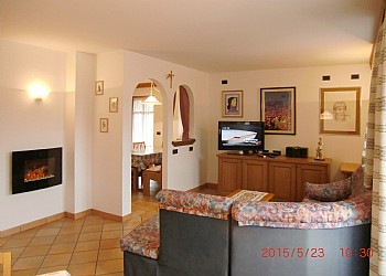 Appartamento a San Giovanni di Fassa - Pera. La zona giorno è arredata con semplicità ma nello stesso tempo molto confortevole ,ampio divano relax,TV SAT,STEREO CD con diffusori autocontrollati nei vari locali,due balconi panoramici e soleggiati,vari effetti luce a piacere.
