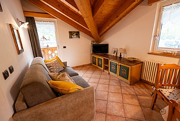 Appartamento a Canazei. Appartamento in mansarda,con una camera da letto con letto matrimoniale,un bagno con doccia e lavatrice,angolo cottura con lavastoviglie,piccolo soggiorno con tv sat,tre balconi panoramici.