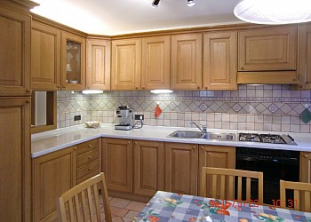 Appartamento a San Giovanni di Fassa - Pera. LA cucina è ben arredata : forno / 4 fuochi a gas / lavastoviglie / forno a micro onde / macchina caffe' / 2 lavella / frigo+ freezer / completa di stoviglie.