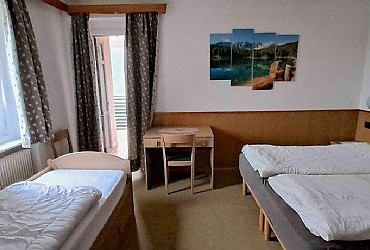 Appartamento a Moena. Sei camere da letto al primo piano: quattro a tre letti e due doppie per un totale di 16 letti. Tutte le camere hanno bagno privato e TV, due hanno il balcone. In inverno affittiamo per un minimo di 10 persone, in estate per un minimo di 8 persone.