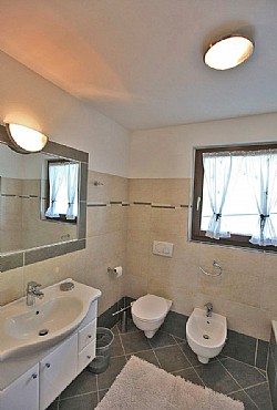 Melester - Ulteriore bagno a servizio della zona notte dotato di vasca da bagno.