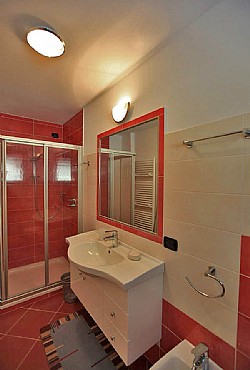 Melester - Bagno a servizio della zona giorno dotato di ampia doccia e lavatrice.