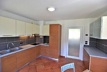 Appartamento a Soraga di Fassa. L'appartamento Melester, spazioso e luminoso, si compone di tre stanze da letto (una singola e due matrimoniali), due bagni, ampio soggiorno e cucina con vista. La cucina abitabile dotata di piano cottura vetroceramica, frigorifero con congelatore, lavastoviglie. La cucina dispone di un tavolo per il pranzo situato nella parte ad 