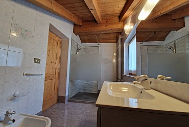 Appartamento a Soraga di Fassa. uno dei due bagni di cui l'appartamento dispone. Entrambe i bagni sono dotati di doccia. In uno dei bagni trova alloggio anche la lavatrice.