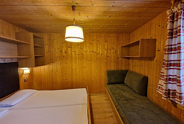 Appartamento a Soraga di Fassa. stanza matrimoniale o con letti separati. Pareti e soffitto in legno