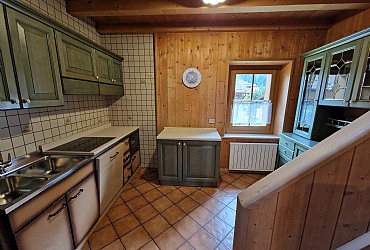 Appartamento a Soraga di Fassa. cucina dotata di lavastoviglie, frigorifero con piccola cella freezer, vetroceramica, 2 lavelli, forno a micronde a richiesta