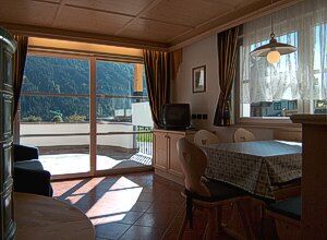 Residence a San Giovanni di Fassa - Pozza. Appartamento tipo 2
2/4 posti letto
Ampio soggiorno con divano letto a due piazze, angolo cottura, camera matrimoniale, doppi servizi, terrazzo, stufa tirolese.
Lavastoviglie, lavatrice, forno, frigo con freezer, biancheria e posto auto inclusi nel prezzo.
