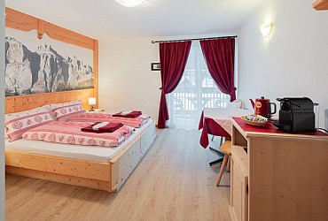 Appartamento a Canazei. Camera nome Sella doppia per 2 pax composta da 1 balcone ,1 bagno con doccia idromassaggio, tv, radio.