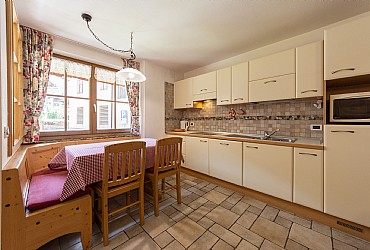 Appartamento a San Giovanni di Fassa - Pozza. Trilocale: 2 stanze a 2 letti, cucina-sogg.c/divano-letto,balcone, lavastoviglie,Tv satellitare, forno a microonde e bagno con doccia.