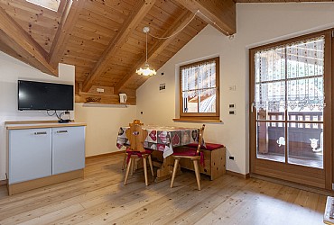Appartamento a San Giovanni di Fassa - Pozza. Bilocale-Mansarda: 1 stanza 3 letti, cucina sogg.c/divano letto, Tv satellitare, lavastoviglie, forno a microonde, bagno con doccia e terrazza.