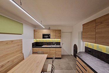 Appartamento a Soraga di Fassa. La cucina, oltre a disporre di cucina in vetroceramica a 4 fuochi, lavastoviglie, lavello a 2 vasche, scolapiatti, frigorifero e bollitore è dotata di un piccolo freezer (autonomo rispetto al frigorifero) e forno a microonde. Ospita comodamente fino a 6 persone e dispone di un ampio balcone che affaccia sul giardino della casa.