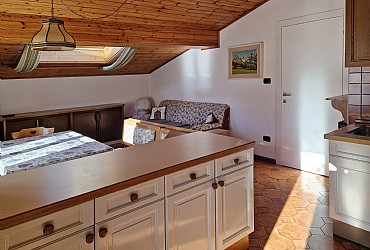 Alice appartamenti - Appartamento mansardato, situato all’ultimo piano, 70 mq, si compone di due stanze da letto, doppi servizi, soggiorno con zona pranzo e ampia zona cottura. Presenta un caratteristico stile di montagna caldo e avvolgente, molto rilassante.