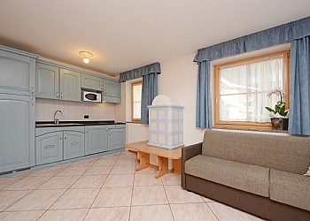 Residence a Campitello di Fassa. APPARTAMENTO TIPO A
L'appartamento tipo A è composto da 2 camere da letto, 2 bagni, zona giorno : cucina/soggiorno con eventuale divano letto.
Questo appartamento può accogliere un massimo di 6 persone.
Disponiamo di questa tipologia sia al piano terra che al primo piano.
Gli appartamenti al primo piano sono tutti dotati di balcone.