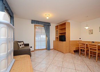 Residence a Campitello di Fassa. La cucina è dotata di tutto l'occorrente per cucinare.
Piano in vetroceramica, lavastoviglie, frigorifero con piccolo freezer e forno a microonde.