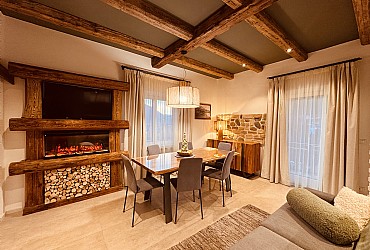 Ciasa Lino Defrancesco - Appartamento 5 posti letto appena ristrutturato, arredato con gusto e curato nei minimi dettagli; ambiente confortevole e avvolgente per la vostra vacanza da godere in pieno relax e benessere; composto da angolo cottura moderno completo di lavastoviglie, forno, piastra ad induzione, frigo con congelatore e microonde, soggiorno con arredi in legno di acacia, balcone panoramico sulle vette dolomitiche del Latemar e del Catinaccio, due camere da letto arredate in legno massiccio e bagno accogliente con maxi doccia e vista sulle catene di Monzoni e Sas da Mezdì.

L''appartamento è stato realizzato sul gusto ed il livello di alta qualità degli appartamenti 