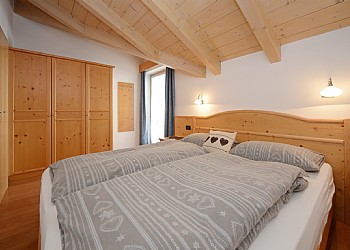 Residence a Campitello di Fassa. Camera matrimoniale, bagno e cucina/soggiorno compongono l'appartamento tipo C.