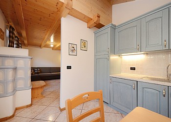 Residence a Campitello di Fassa. La cucina è separata dal soggiorno.
Attrezzata con piastra in vetroceramica, frigorifero con piccolo freezer, lavastoviglie e forno.
