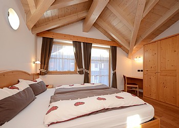 Residence a Campitello di Fassa. Le camere da letto sono fornite di biancheria.
I piumoni così come i cuscini sono realizzati in materiale anallergico.