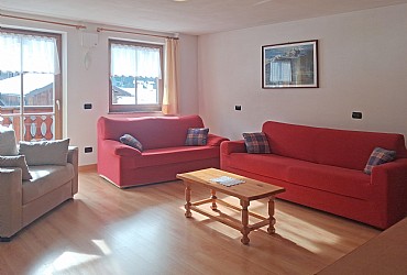 Casa Trottner - AMPIO SALOTTO CON BALCONE RIVOLTO A SUD. DOTATO DI DIVANOLETTO, TV CON SATELLITE PER CANALI ESTERI. IL WI-FI E'' A USO GRATUITO. ANNESSO AL SALOTTO C`È UNA DISPENSA.