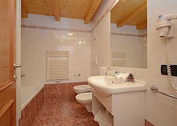 Residence a Campitello di Fassa. I bagni: in questo appartamento 1 bagno è dotato di vasca e doccia, l'altro bagno è dotato di una doccia Jacuzzi con getti molto rilassanti.
Forniamo gli asciugamani da bagno.