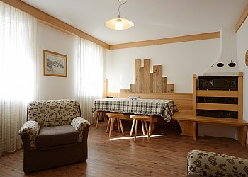 Apartamncie - Soraga di Fassa. Typ 2 aplikacji
Bardzo przestronne mieszkanie położone na pierwszym piętrze znajdują się 2 sypialnie sypialnie (jedno podwójne i jedno z 2 / 3 łóżka), duży salon, możemy zobaczyć w obrazie-kuchnia do 6 osób.
W lecie, w apartamencie znajduje się charakterystyczny 