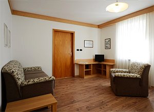 Appartamento a Soraga di Fassa. Il salotto visto da un'altra angolazione. Come si può vedere è molto spazioso e adatto a trascorrere in casa giornate piovose o di brutto tempo. Un tavolo, 8 posti, è l'ideale per fare attività di giochi in famiglia, per eseguire compiti o più semplicemente per visionare le vostre e-mail o navigare in internet con la nostra wi-fi gratuita.