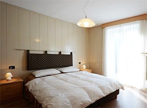 Appartamento a Soraga di Fassa. La camera matrimoniale dispone di un bel balcone con una meravigliosa vista verso la Cima Dodici, Piz Meda e l'Alpe Lusia.