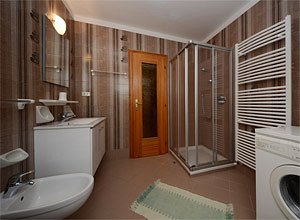 Appartamento a Soraga di Fassa. Il bagno è completo di tutti gli accessori e dotato di lavatrice.