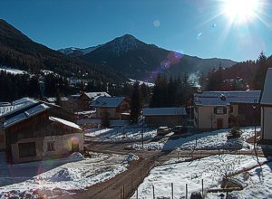 Appartamento a Soraga di Fassa. Le caratteristiche case che circondano la nostra struttura ricordano l'antico assetto urbanistico del posto
