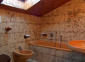 Appartamento a Soraga di Fassa. Il bagno riservato alla camera matrimoniale