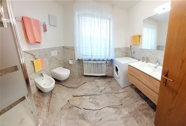 Margherita Chiocchetti - Luminoso bagno finestrato dotato di una comoda doccia, di lavatrice e di asciugacapelli.