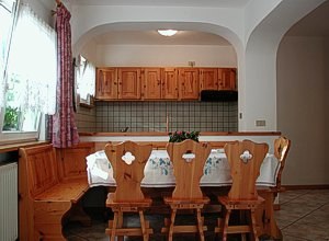 Appartamento a San Giovanni di Fassa - Vigo. L'appartamento al piano terra è così disposto: ampio soggiorno con zona tv in cui vi è un comodo divano letto per due persone, cucina, camera matrimoniale con poltrona letto per una persona, camera con due letti unibili, due bagni entrambi con doccia