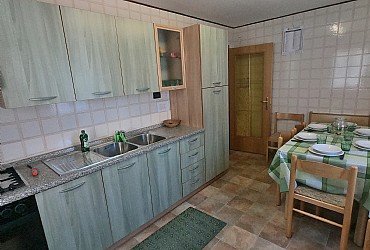 Casa R. Pitscheider - ... large eat-in kitchen with dishwasher ...
