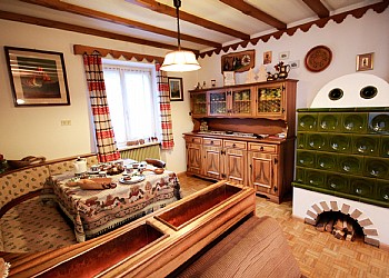 Appartamento a San Giovanni di Fassa - Pera. L'appartamento sul piano rialzato è composto da tre camere da letto (6/7 persone), doppi servizi, soggiorno con stufa a legna, TV sat e cucina abitabile. 83 mq.