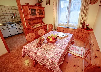 Appartamento a San Giovanni di Fassa - Pera. L'appartamento al secondo piano è composto da due camere da letto a mansarda con mobili dipinti a mano in stile ladino (4/5 persone).Bagno wc, cucinino e soggiorno accogliente con TV sat. Balcone. 55 mq.