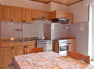 Appartamento a Moena. Il locale cucina con tavolo a sei posti e attrezzata con moderni elettrodomestici (Lavastoviglie, piastra in vetroresina, forno, frigo) e stoviglie per tutte le esigenze.